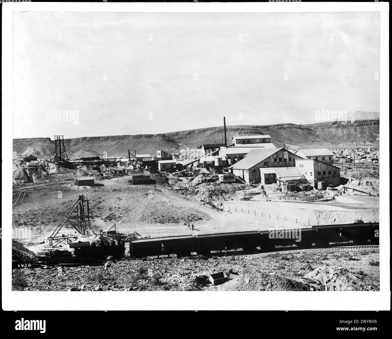 A train in front of a combination mine, Goldfield, Nevada, ca.1905 Stock Photo