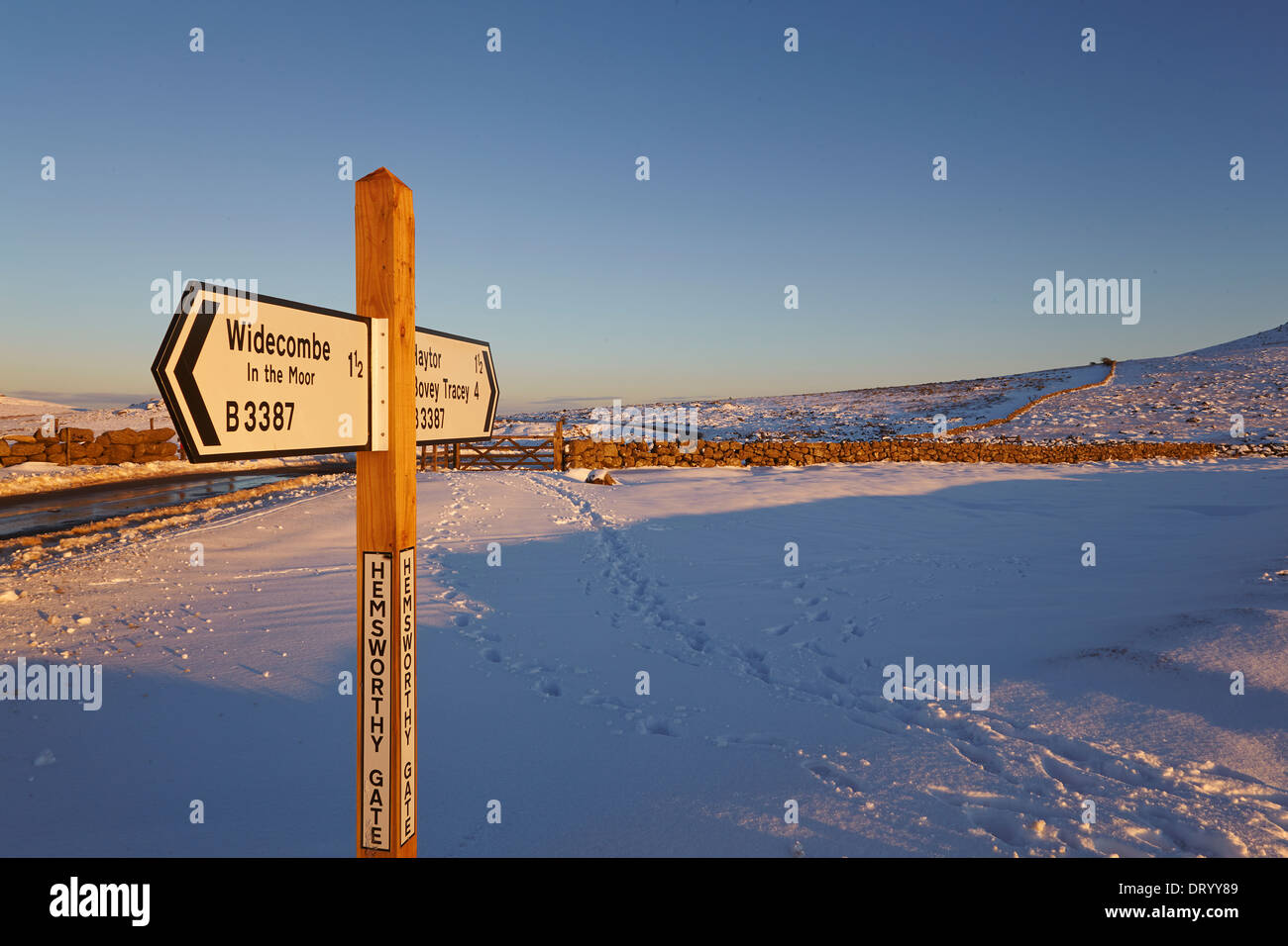 A wintry view of a signpost on the Bovey Tracey-Widecombe road, near Rippon Tor, Dartmoor National Park, Devon, Great Britain. Stock Photo