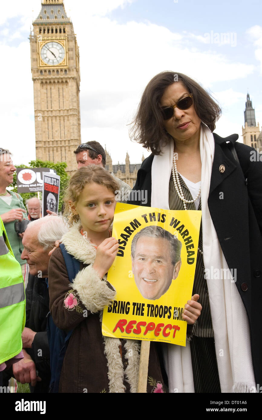Bianca Jagger at Stop the War demonstration in London's Parliament Square as President Bush arrives Stock Photo