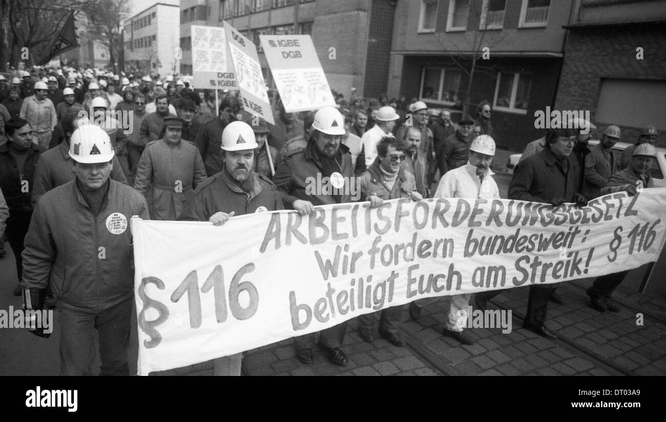 For an alteration of the right to strike, pursuant to § 116 of the Act is work-promotion turned a demonstration and rally called by the DGB and the IG Metall. | Stock Photo