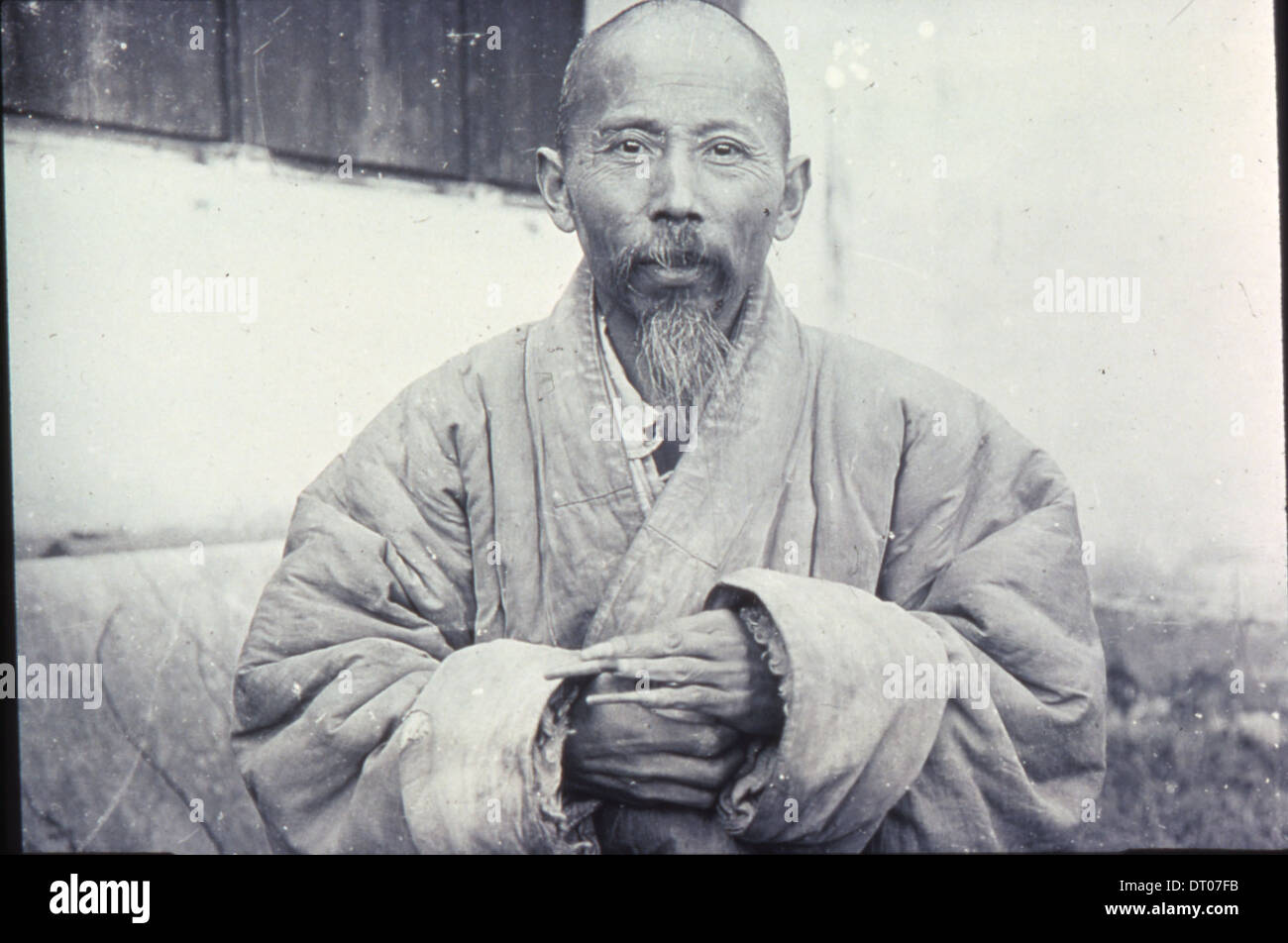 Buddhist monk china figure hi-res stock photography and images - Alamy