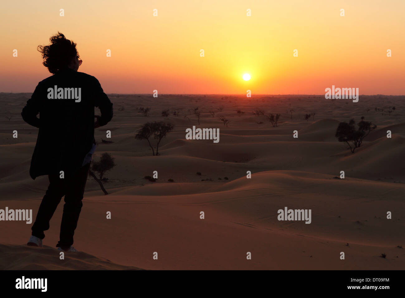 Arabian woman in desert hi-res stock photography and images - Alamy