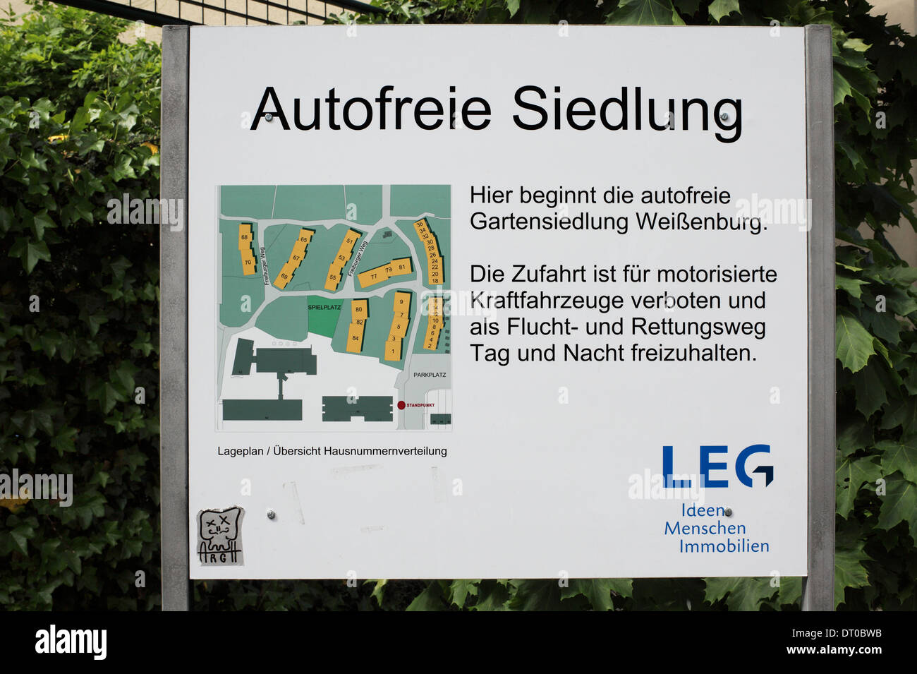 A sign at an entrance to Gartensiedlung Weissenburg, a car free housing development in Münster, Germany. Stock Photo