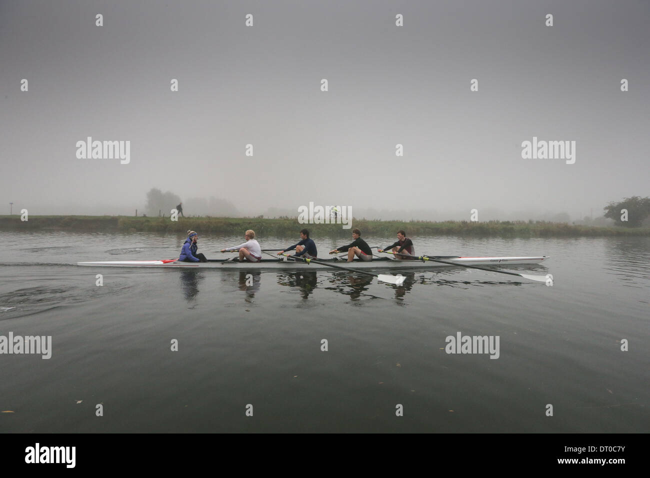CAMBRIDGE UNIVERSITY STUDENT ROWERS ON THE RIVER CAM IN THE EARLY
