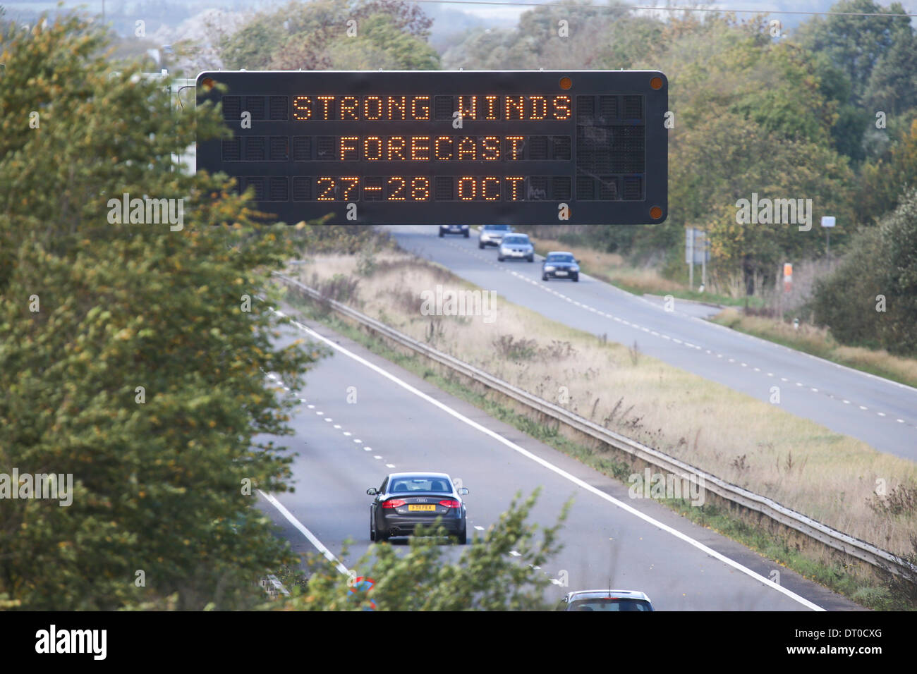 MOTORWAY WARNING SIGN GIVING INFORMATION TO DRIVERS ON THE A1(M) IN CAMBRIDGESHIRE. Stock Photo