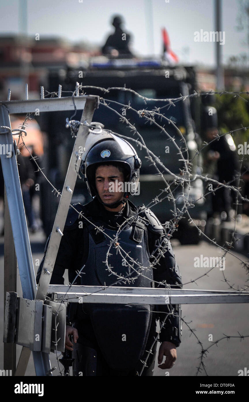 Cairo, Egypt. 5th Feb, 2014. Egyptian security forces stand guard as