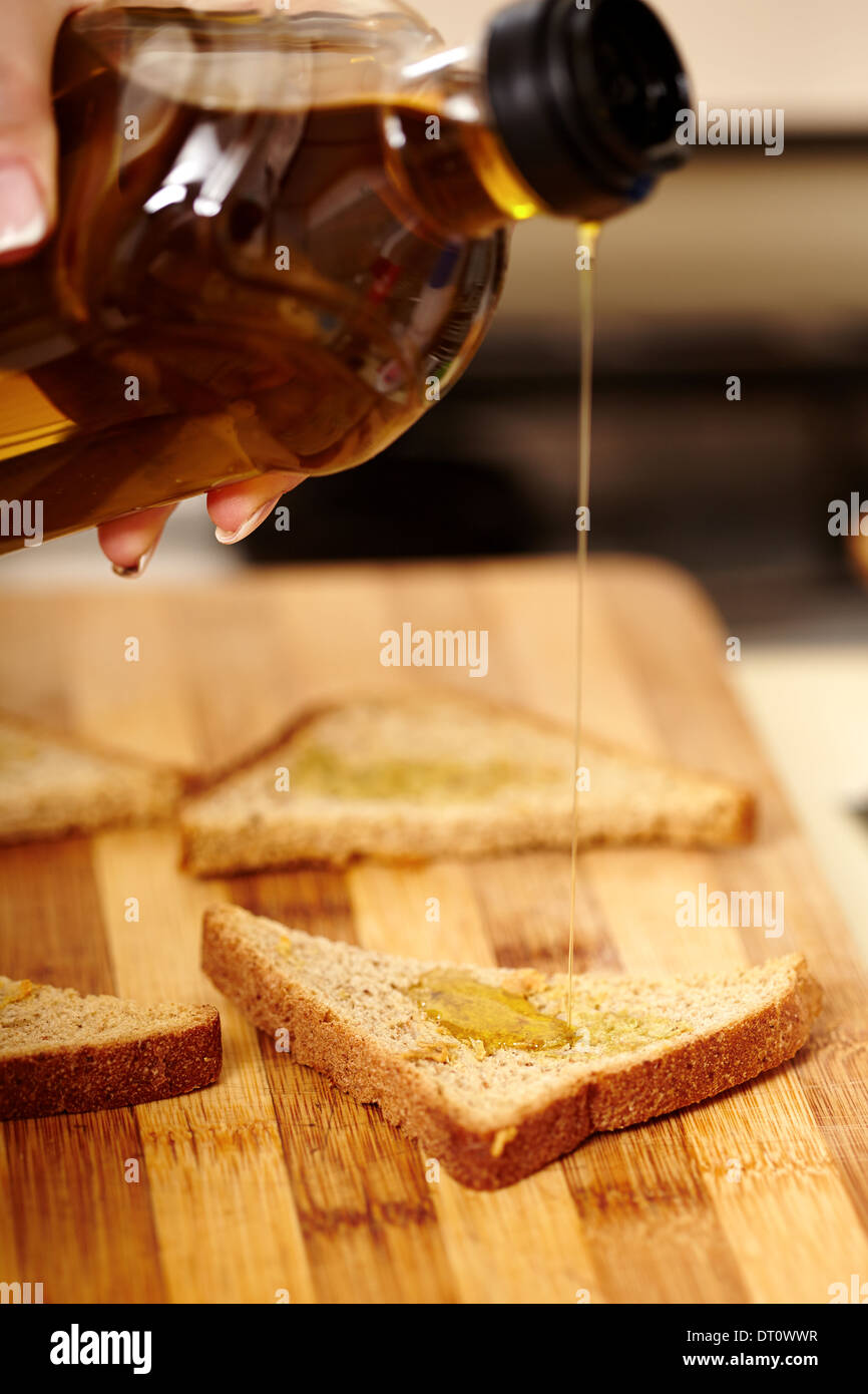 хлеб с оливковым маслом. молоко в бутылке пэт и хлеб. хлеб вино виноград. Bottle bread. Bottle bread.