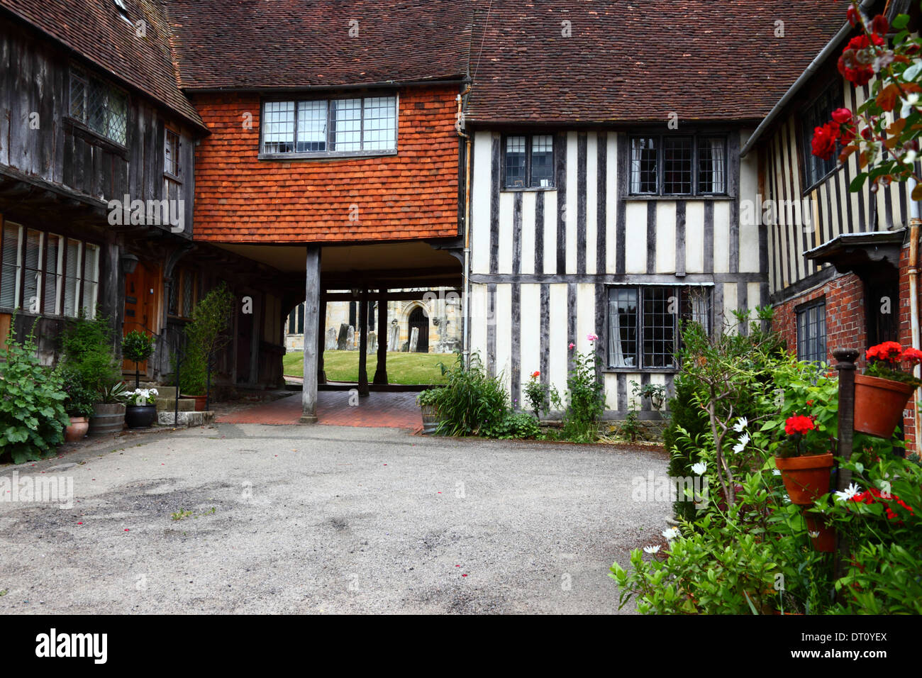 Historic cottages in Leicester Square and passage that is the entrance to the church (entrance visible in background), Penshurst, Kent, England Stock Photo