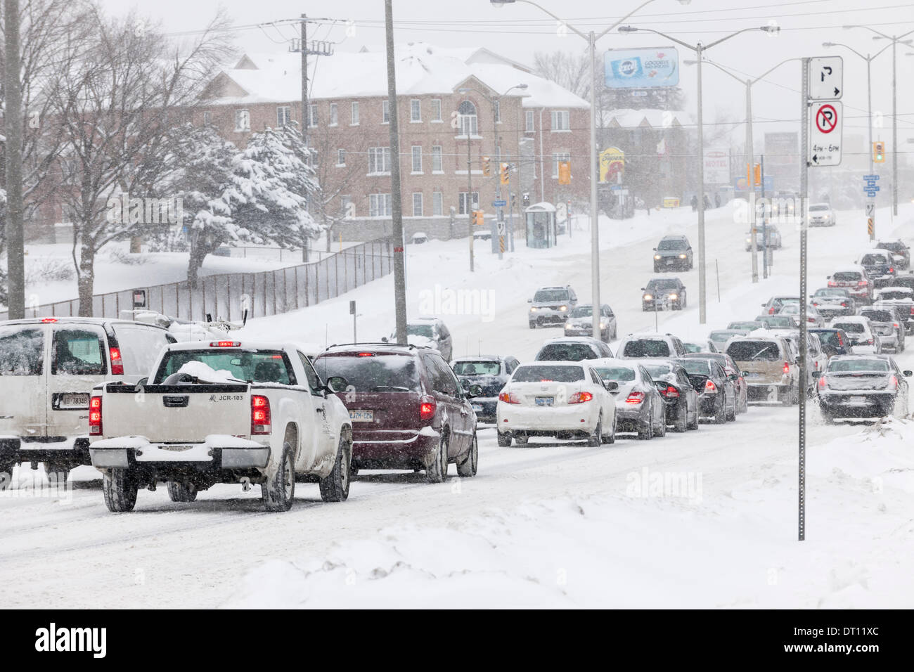 TORONTO, CANADA – FEBRUARY 5, 2014: Traffic on Kingston Road during winter snowstorm on Wednesday, February 5, 2014 in Toronto. Drivers cope with hazardous conditions during the 2014 polar vortex. Credit:  Elena Elisseeva/Alamy Live News Stock Photo