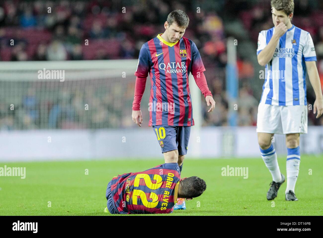 Barcellona, Spain. 5th Feb, 2014. BARCELONA, ESPANA - FEBRERO 5: Leo Messi se interesa por el estado de Dani Alves en el partido entre el FC Barcelona y la Real Sociedad, correspondiente al partido de ida de semifinales de la Copa del Rey en el Estadio del Camp Nou el 5 de febrero de 2014 en Barcelona, Espana, Credit:  Mikel Trigueros/NurPhoto/ZUMAPRESS.com/Alamy Live News Stock Photo