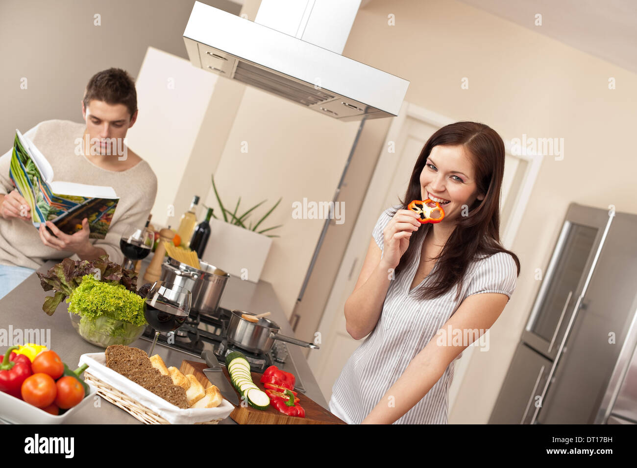 2 мужа на кухне. Пара завтракает на кухне. Девушка борщом парня кормит. Фото женщина кормит мужчину борщом. Мужчина кормит женщину с рук.