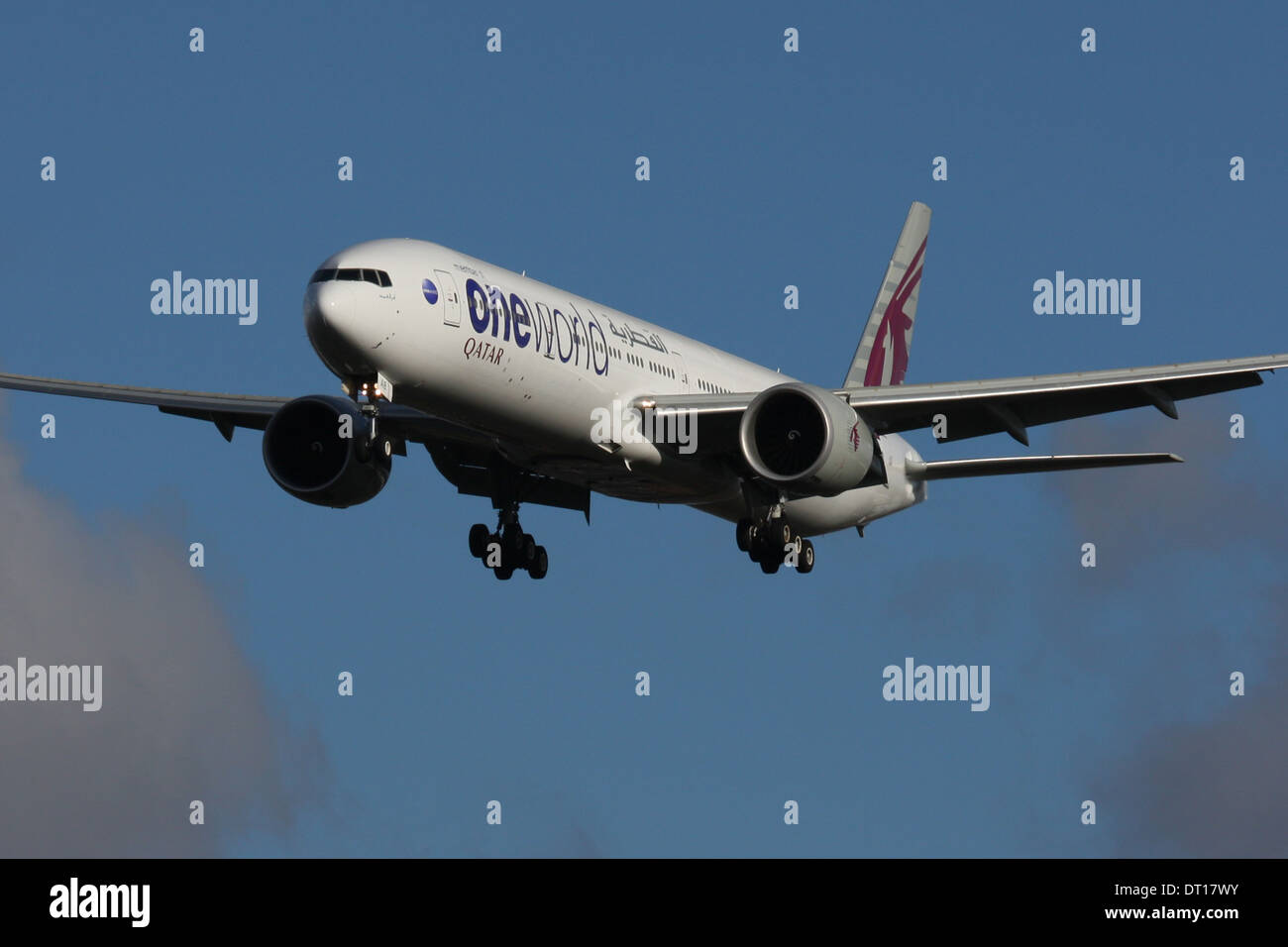 QATAR AIRLINES BOEING 777 300 ONE WORLD Stock Photo