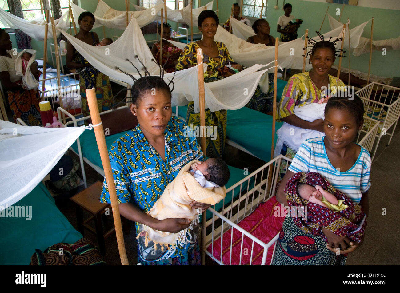 new born babies and mothers at bunkeya hospital DRC with mosquito nets that protect them. Stock Photo