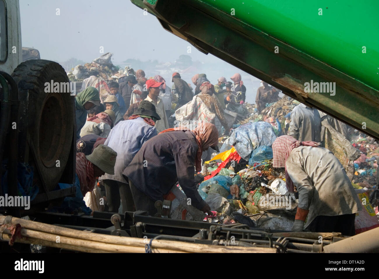 Asia recycling asia poverty human scavenger human scavengers hi-res ...