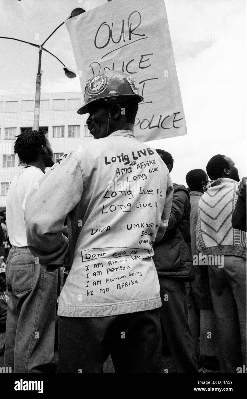 CHRIS HANI MEMORIAL MARCH CBD. Marchers, peace monitors and police march through the streets of Johannesburg. 1993 JOHANNESBURG Stock Photo
