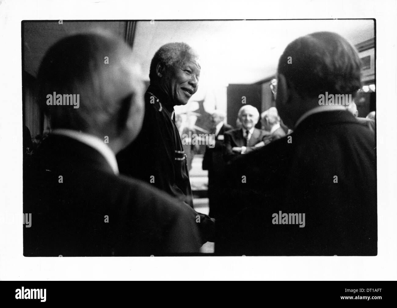 NELSON MANDELA ATTENDS A REUNION OF HIS WITS UNIVERSITY LAW CLASS. 1996 WITS UNIVERSITY JOHANNESBURG SOUTH AFRICA PHOTO/JOHN Stock Photo