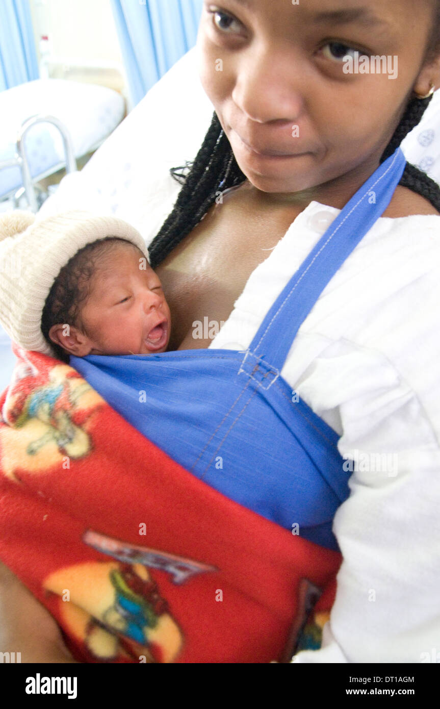 MATURNITY WARD AT PRINCE MSHENI MEMORIAL HOSPITAL. MOTHERS AND BABIIES, NEW BORN BABIES, KANGEROO METHOD, ROAD TO HEALTH CARD. Stock Photo