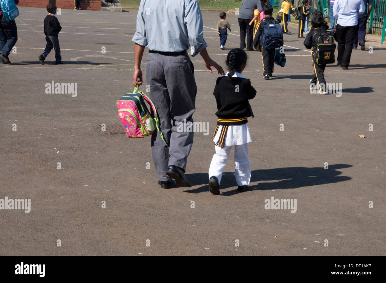 FATHER AND DAUGHTER WALK HOME AFTER SCHOOL. 4 AUGUST 2011 PIETERMARITZBURG SOUTH AFRICA PHOTO/JOHN ROBINSON Stock Photo