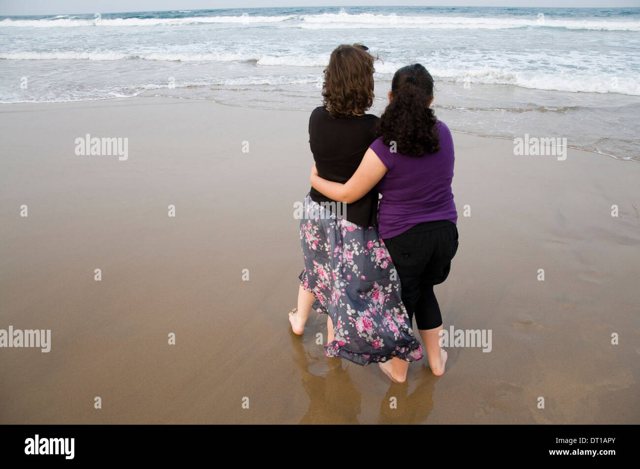 MOTHER AND DAUGHTER ON BEACH 2011 DURBAN SOUTH AFRICA PHOTO/JOHN ROBINSON Stock Photo