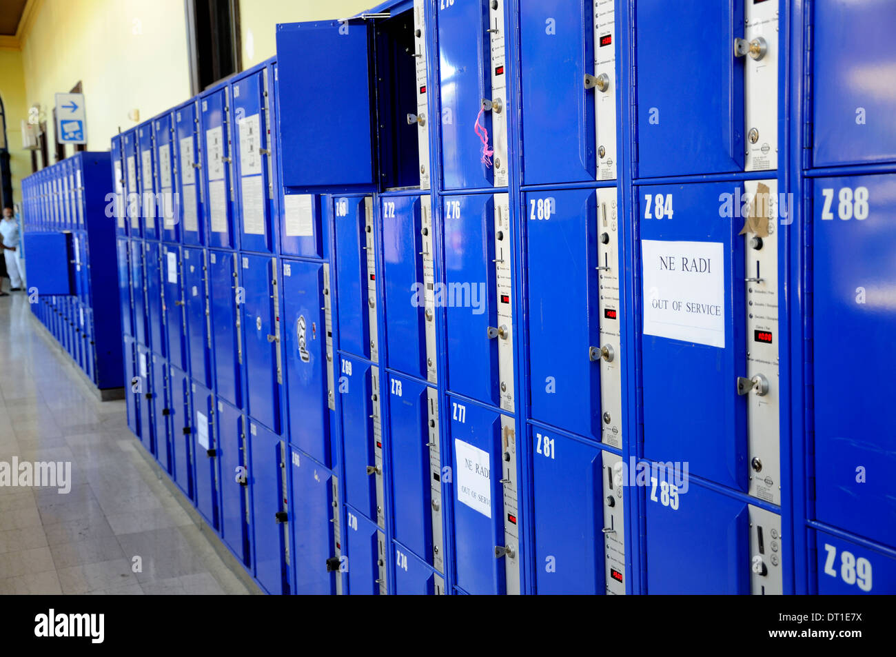Left luggage lockers hi-res stock photography and images - Alamy