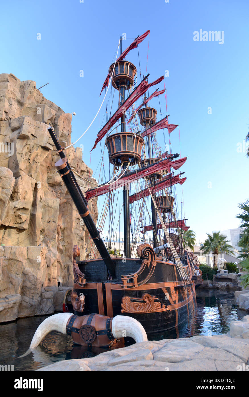 Pirate ships and giant cliff skull at the Treasure Island resort hotel and casino in Las Vegas Stock Photo