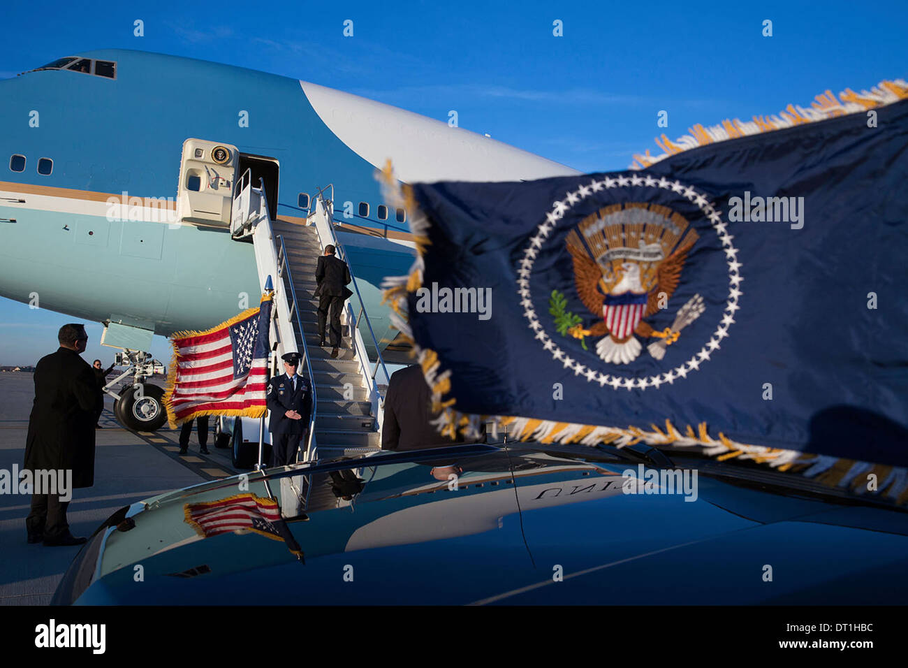 US President Barack Obama boards Air Force One at Cleveland-Hopkins International Airport for departure to Philadelphia November 14, 2013 in Cleveland, Ohio. Stock Photo