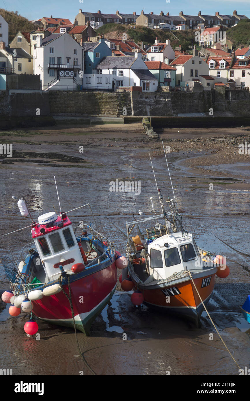 Fishing boats low tide staithes hi-res stock photography and images - Alamy