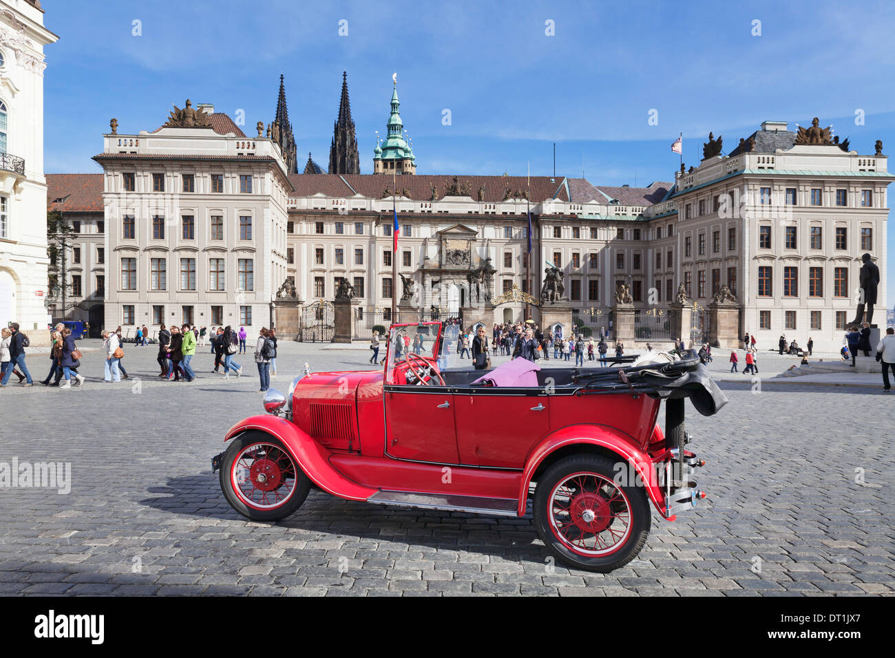 Red Oldtimer sightseeing, Hradcany Square, Castle Hradcany and St Vitus cathedral, UNESCO Site, Prague, Czech Republic Stock Photo