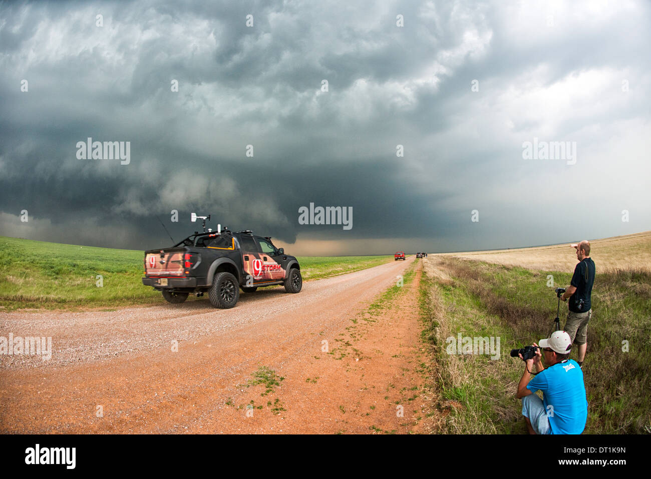 Stormchasers and TV channel nine reporting truck at scene of supercell thunderstorm near Sterling, Oklahoma, USA Stock Photo