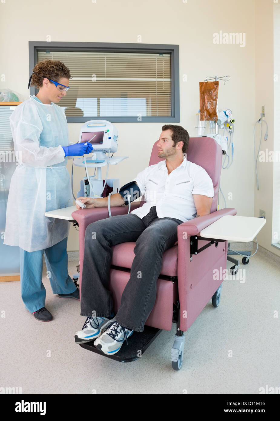 Chemo Roo Nurse Examining Patient's Pulse Rate In Chemo Room Stock Photo - Alamy