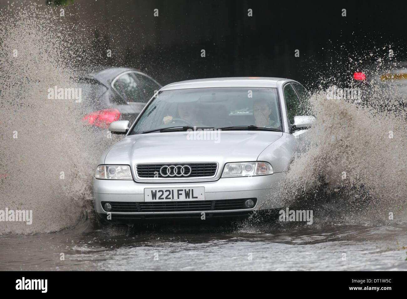 CARS DRIVING THROUGH FLOOD WATER IN HUNTINGDON,CAMBRIDGESHIRE. Stock Photo