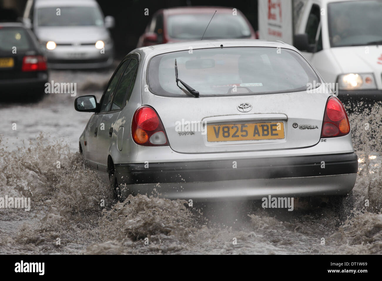 CARS DRIVING THROUGH FLOOD WATER IN HUNTINGDON,CAMBRIDGESHIRE. Stock Photo