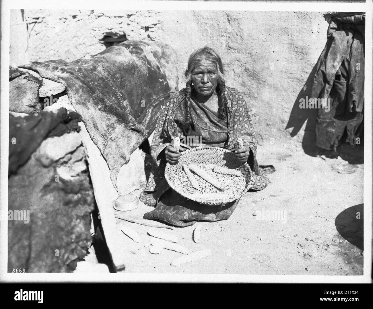 Hopi indian woman hires stock photography and images Alamy