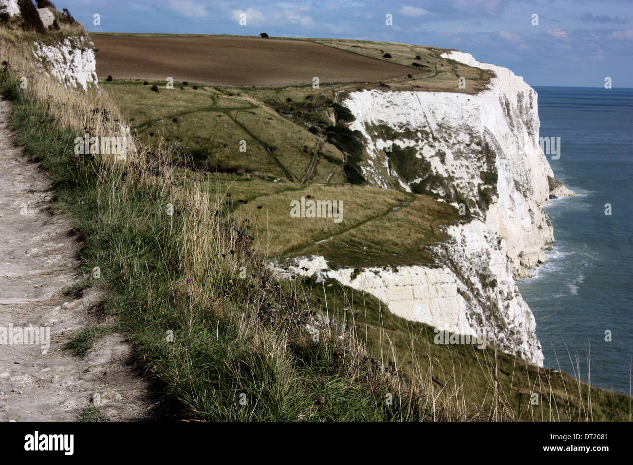 a view looking over the side of a narrow footpath leading up to the top of the white cliffs of Dover Stock Photo