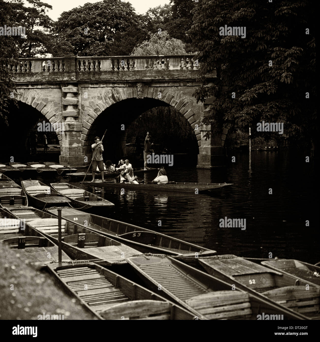 Punting on the River Cherwell at Magdalen Bridge, Oxford Stock Photo