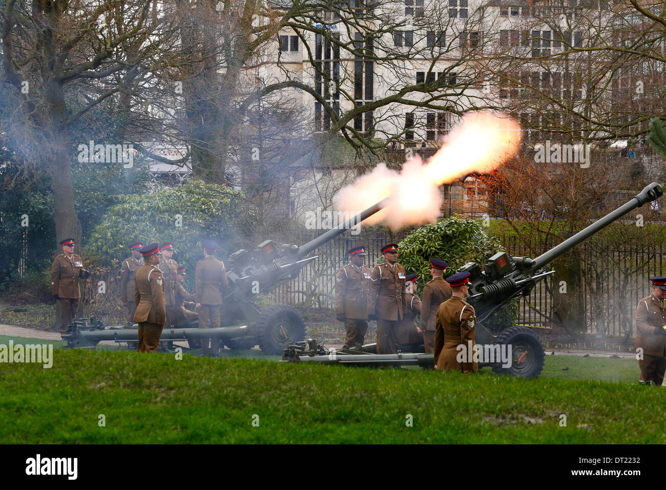 21 gun salute hi-res stock photography and images - Alamy