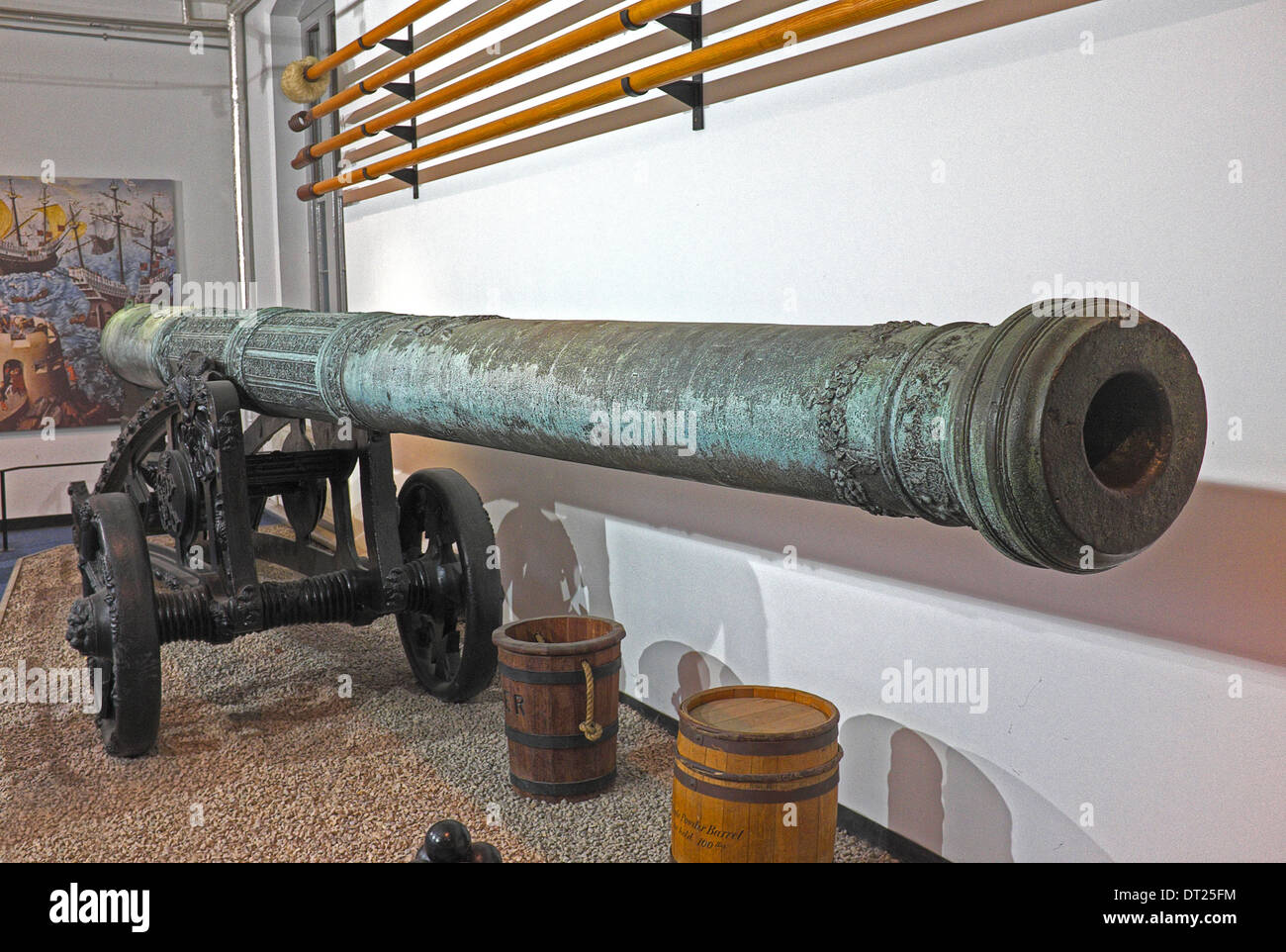 Queen Elizabeth's Pocket pistol Stock Photo Alamy