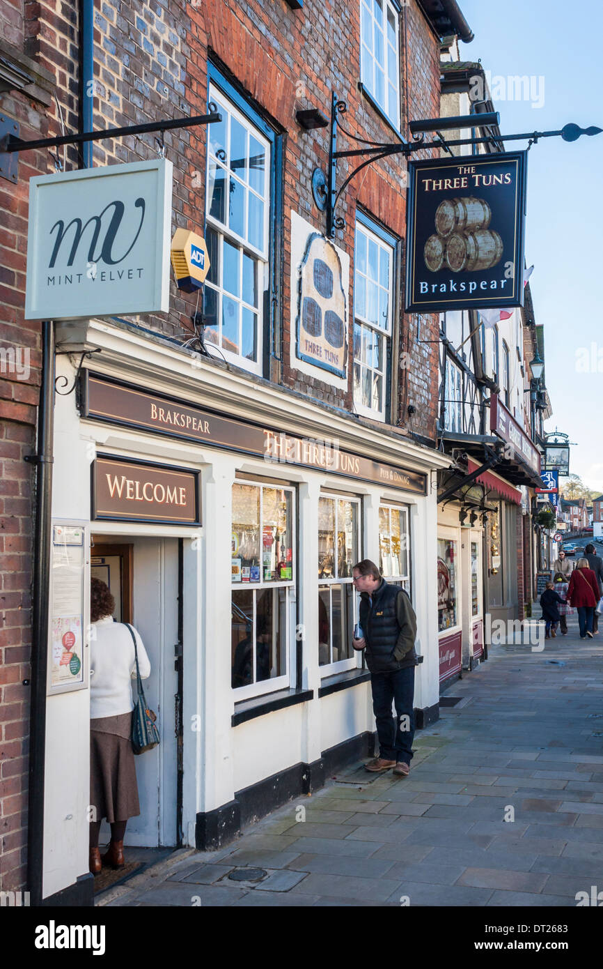 Small town English Pub, The Three Tuns in Henley-on-Thames, Oxfordshire, England, GB, UK. Stock Photo