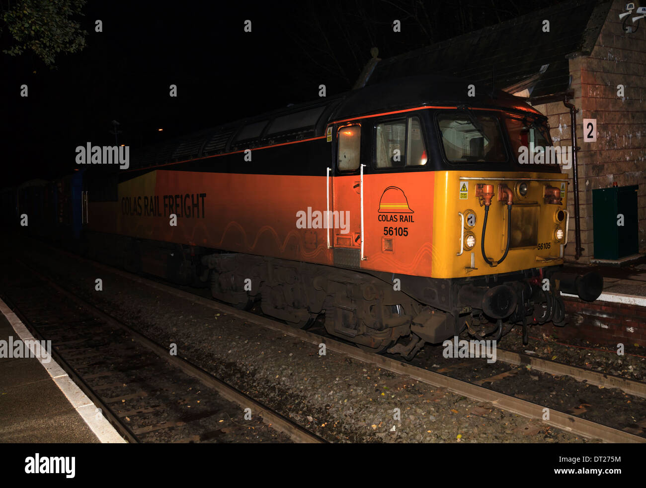 Class 56 (56105) stops at Chirk Station before reversing back into Kronospan Stock Photo