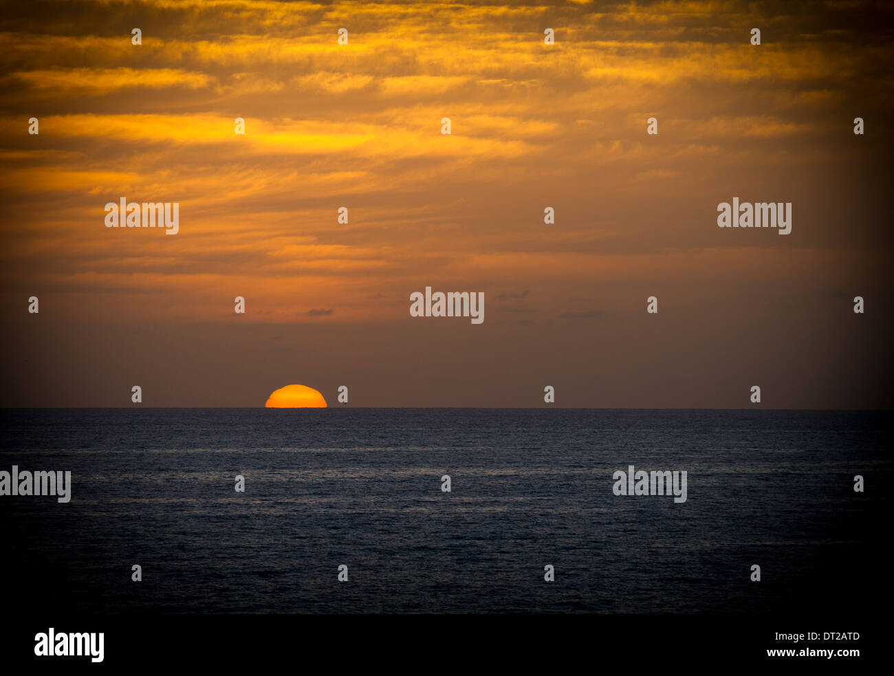 Golden sea and sky hi-res stock photography and images - Alamy
