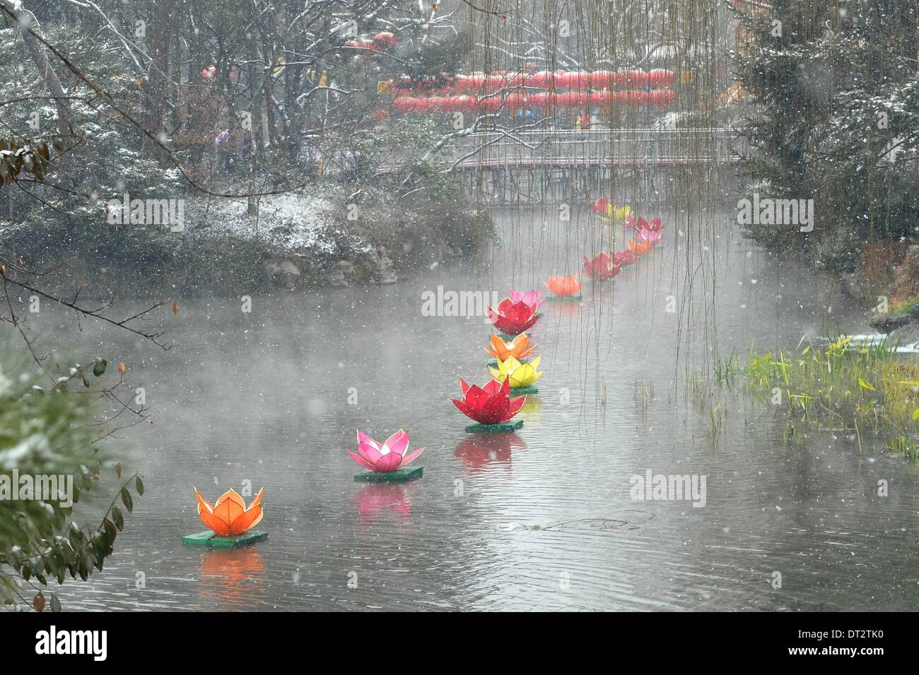 Jinan. 7th Feb, 2014. Photo taken on Feb. 7, 2014 shows snowflakes falling on a spring at Baotu Spring Park in Jinan, capital of east China's Shandong Province. A slight snow hit Jinan on Friday. Credit:  Xu Suhui/Xinhua/Alamy Live News Stock Photo