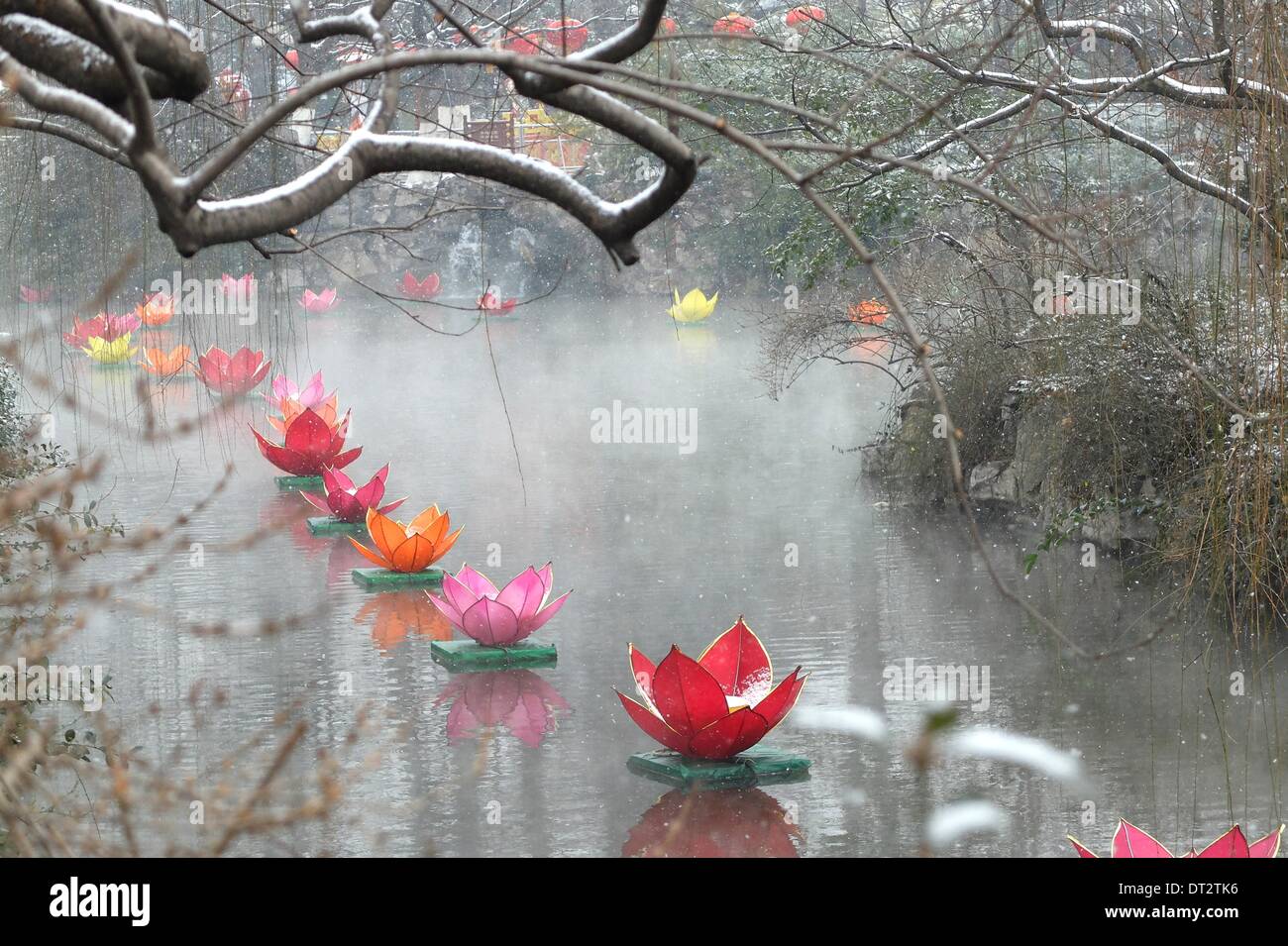 Jinan. 7th Feb, 2014. Photo taken on Feb. 7, 2014 shows snowflakes falling on a spring at Baotu Spring Park in Jinan, capital of east China's Shandong Province. A slight snow hit Jinan on Friday. Credit:  Xu Suhui/Xinhua/Alamy Live News Stock Photo