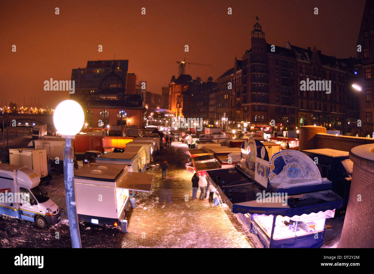 Deutschland, Hamburg, St. Pauli, Aufbau des Hamburger Fischmarktes am frühen Sonntagmorgen um 5:00 Uhr im Winter. Stock Photo