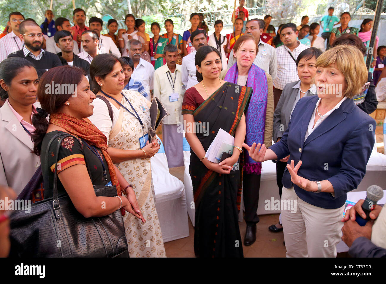 Bangalore, India. 07th Feb, 2014. Partner of German President Gauck (R), Daniela Schadt, visits the UNICEF facility Cubbon Park in Bangalore, India, 07 February 2014. Cubbon Park supervises several projects including one of the German Children's emergency relief to support HIV-infected children and a project against child marriage and trafficking. The German head of state is on a six-day state visit to India. Photo: WOLFGANG KUMM/dpa/Alamy Live News Stock Photo
