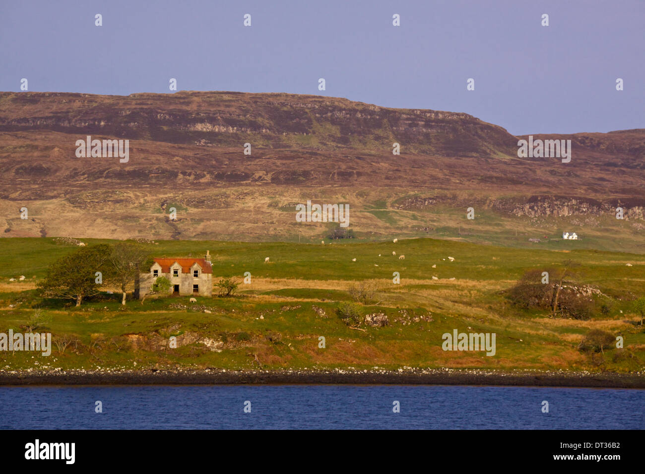 Isle of skye house lake hi-res stock photography and images - Alamy