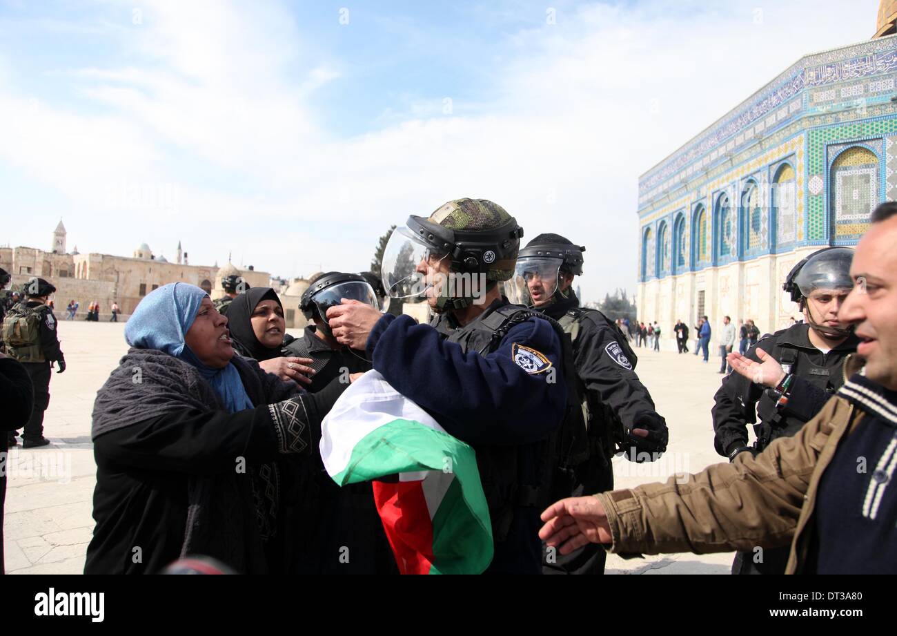 Jerusalem, Palestinian Territory. 7th Feb, 2014. Israeli policeman ...