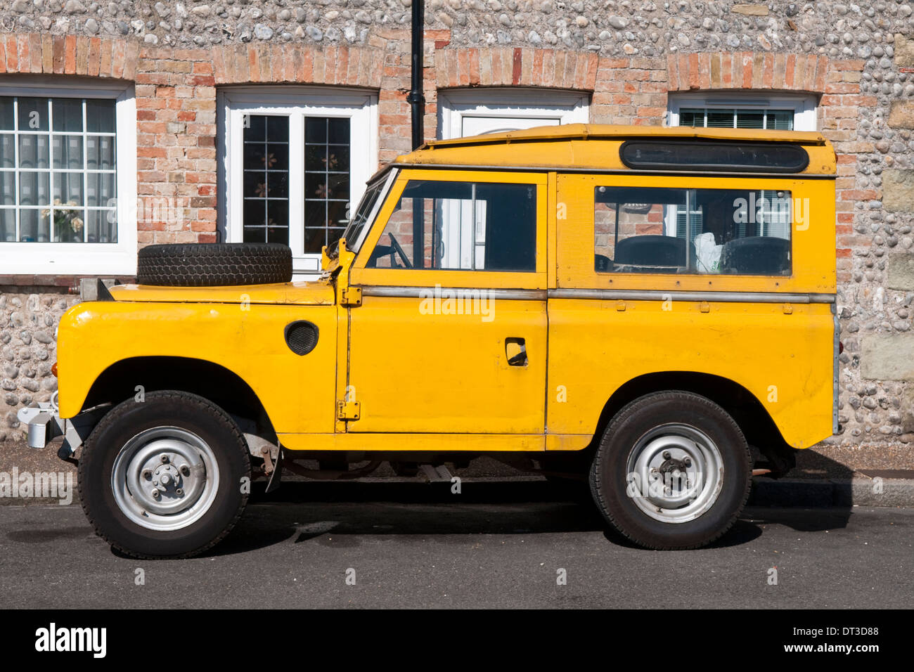 Yellow land rover hi-res stock photography and images - Alamy