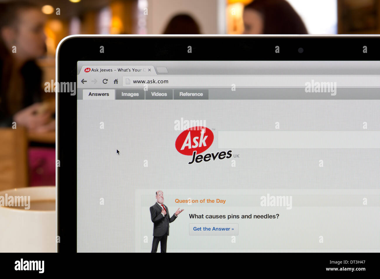 The Ask Jeeves website shot in a coffee shop environment (Editorial use only: print, TV, e-book and editorial website). Stock Photo