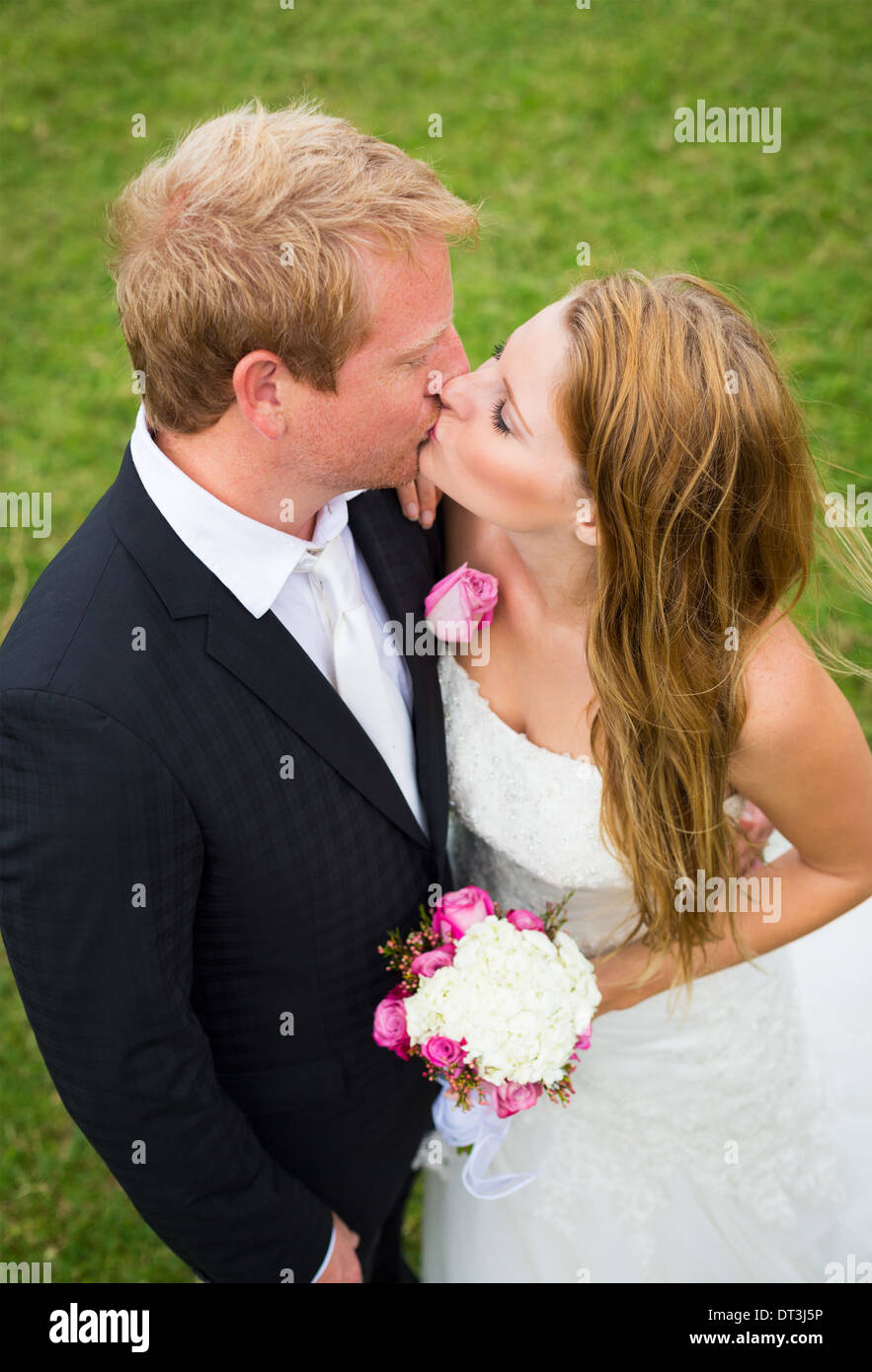 Wedding Couple, Bride and Groom Kissing Stock Photo - Alamy
