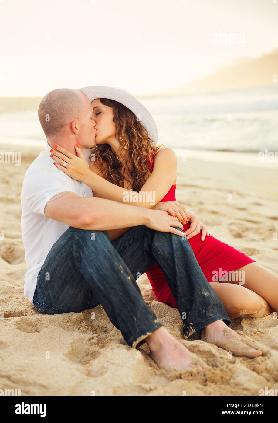 Kissing couple sandy beach in hi-res stock photography and images - Alamy Kissing couple sandy beach in hi-res stock photography and images - Alamy
